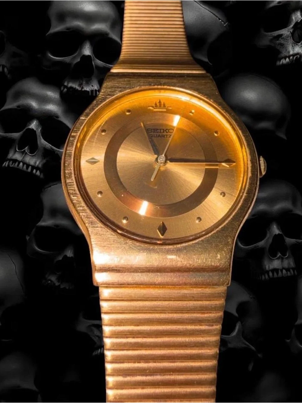 Classic vintage 90’s Seiko with a great retro gold-on-gold look
